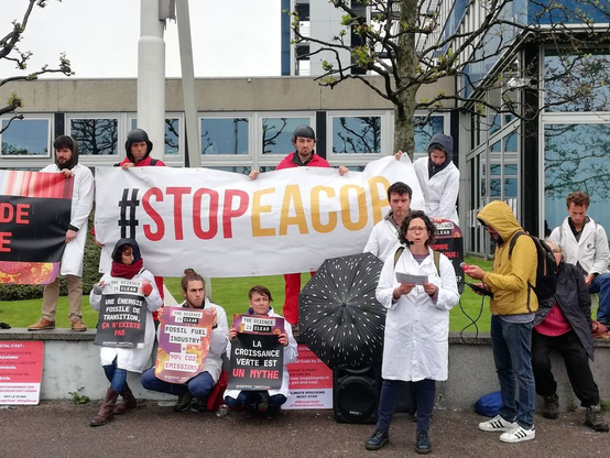 Rappel de l'action, avec une intervention au micro de SeR devant les pancartes STOP EACOP et de multiples autres, dont "Une énergie fossile de transition, ça n'existe pas !"