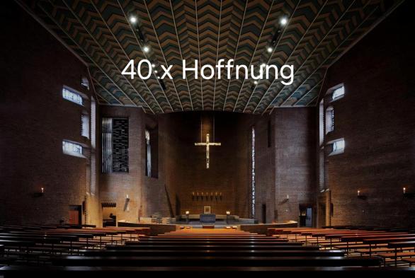 Das Innere der Abteikirche mit dem Schriftzug 40 x Hoffnung.