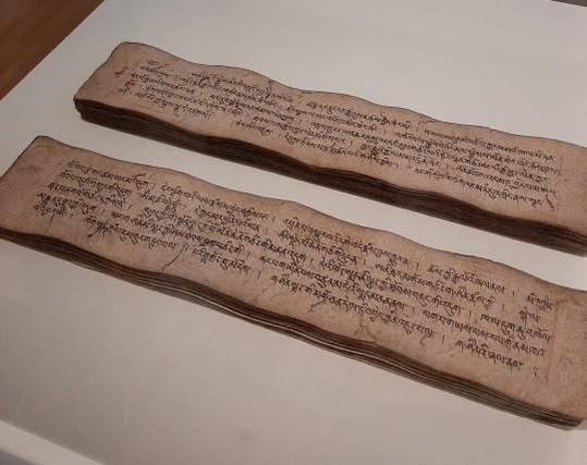 Dos tablas rectangulares con texto.