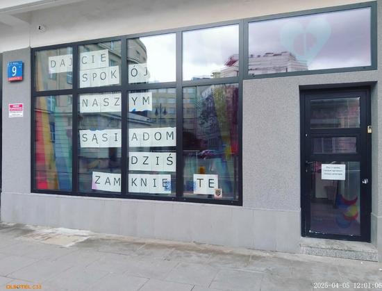 zdjęcie witryny abotak z wielkim napisem
dajcie spokój naszym są siadom - dziś zamknięte