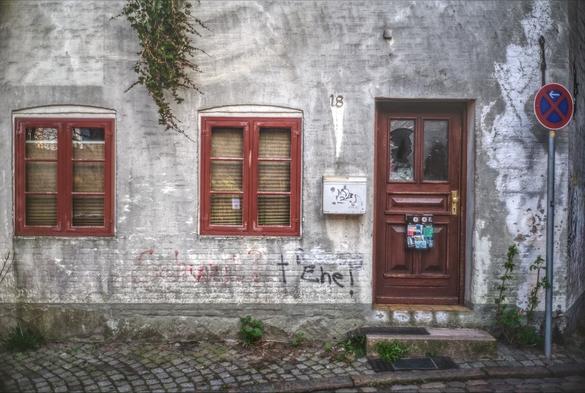 Wohnhaus in Flensburg mit verwitterter Fassade ohne Vorgarten. Fotografiert mit Brennweite 35mm und dem Leica Steel Rim Summilux 1.4/35mm