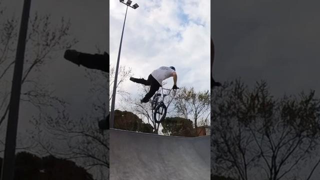 BIG TAILWHIP FOR A LITTLE CRASH IN BMX FREESTYLE AT NEW SKATEPARK IN VALENCE (DRÔME) IN FRANCE #bmx