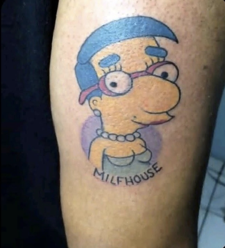 Tatuaje de Milhouse con tetas y maquillaje de mujer con el texto: Milfhouse