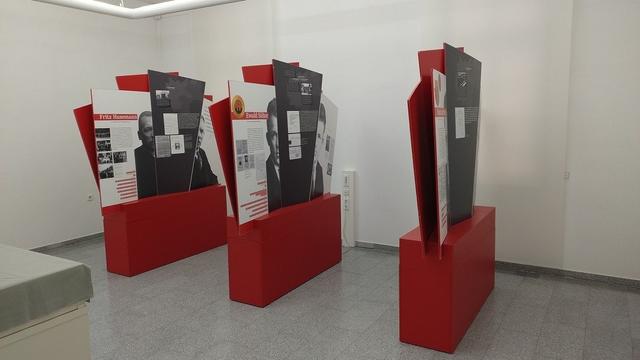 Blick in die Ausstellung: drei Stelltafeln der Ausstellung