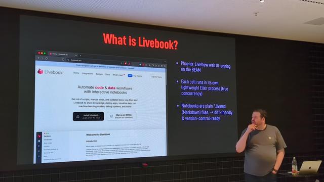 Marcelo De Polli presenting about Livebook