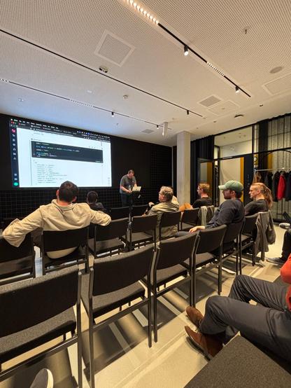 Marcelo De Polli presenting about Livebook