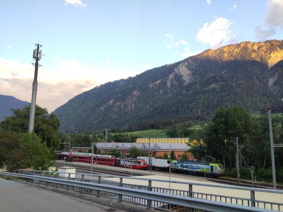 Foto. Zwei Züge im Bahnhof.