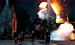 Escena de una explosión de la batalla de Hogwarts.