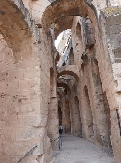 arches qui soutiennent les tribunes pour les spectateurs dans l'amphithéâtre d'El Djem en Tunisie