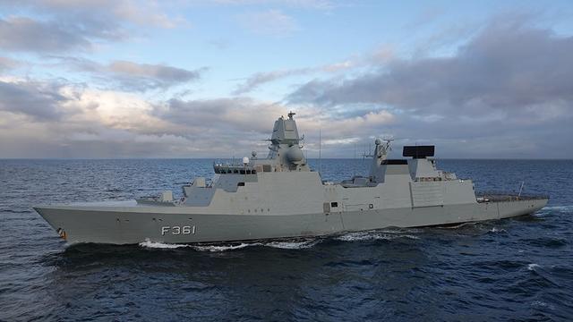 La frégate danoise Iver Huitfeldt est vue ici en route vers l'exercice « Formidable Shield ».