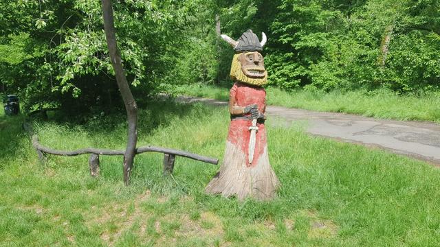 Wikinger-Holzfigur an der Schönauer Hütte im Käfertaler Wald