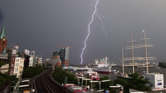 Wetter in Hamburg verzeichnet 2024 Rekordanstieg bei Blitzeinschlägen