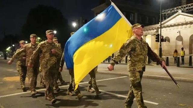 Soldati dell'Ucraina che marciano nella sfilata di oggi di oggi a Londra