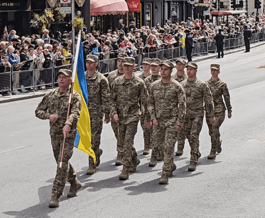 I soldati ucraini marciano nella sfilata di VE Day a Londra.