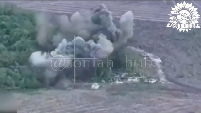 Le forze armate ucraine hanno effettuato un attacco aereo MIG-29 con 2 bombe GBU-62 americane guidate per distruggere la posizione di fanteria russa e il deposito di munizioni sul campo. Maggio 2025.