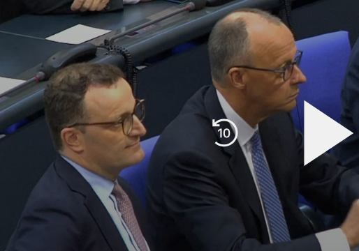 Screenshot aus der verlinkten Aufzeichnung, Merz guckt fassungslos, Spahns Miene ist eher lächelnd.