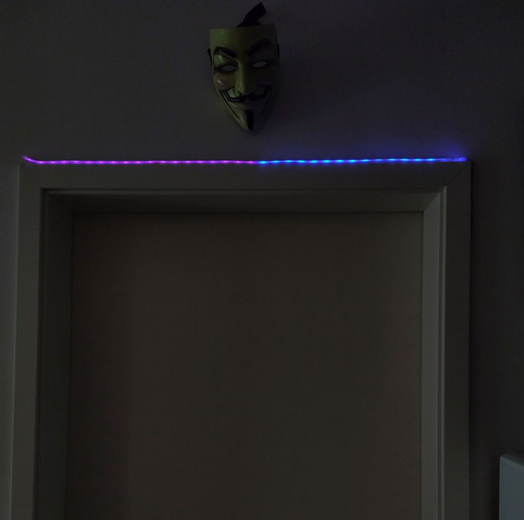 Led-Streifen über Tür, bis zur Hälfte violett gefüllt