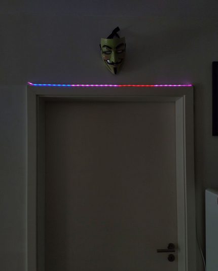 Led - Streifen über Tür. Farbwechsel Blau, Violett, Rot