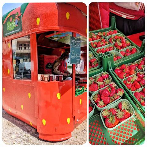 Bildcollage aus 2 Fotos. Links eine Verkaufshütte in Form und Farbe einer riesigen, stilisierten Erdbeere auf einem Bürgersteig. Rechts die Auslage, kleine Körbchen voller roter Erdbeeren.