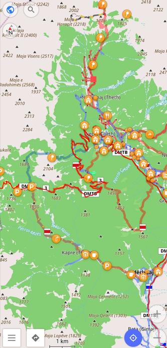 Ein Screenshot von OsmAnd mit einer Route bei Theth in Albanien. Zahlreiche POI werden angezeigt.