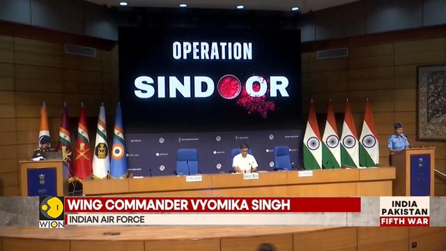 Sala de premsa de les Forces Aèries Indies a Nova Delhi amb el secretari d'exteriors indi i dues portaveus de defensa. A la pantalla és pot llegir "Operation Sindoor".