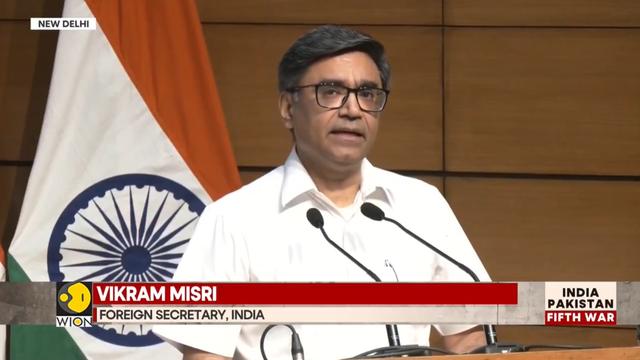 Secretari d'exteriors del govern indi llegint un comunicat a la sala de premsa de les Forces Aèries Índies a Nova Delhi. Rètol de la tv WION: "India-Pakistan fifth war" (5a guerra Índia-Pakistan).