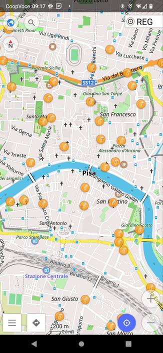 Una mappa del centro di Pisa sull'app OsmAnd, con l'aggiunta del layer indicante, con pallini arancioni, tutte le fontanelle pubbliche.