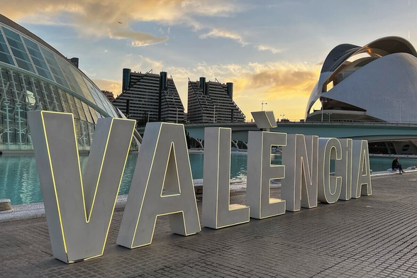 Foto: Schriftzug „Valencia“ in der Ciudad de las Artes y de las Ciencias