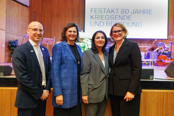 US-Generalkonsul Dr. James Miller, Landtagspräsidentin Ilse Aigner, Festrednerin Düzen Tekkal und Oberbürgermeisterin Eva Weber beim gemeinsamen Festakt zum 8. Mai von Friedensstadt Augsburg und dem Bayerischen Landtag zum Gedenken an das Kriegsende und die Befreiung vor 80 Jahren. | Foto: Matthias Balk