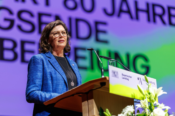 Landtagspräsidentin Ilse Aigner beim gemeinsamen Festakt zum 8. Mai von Friedensstadt Augsburg und dem Bayerischen Landtag zum Gedenken an das Kriegsende und die Befreiung vor 80 Jahren. | Foto: Matthias Balk