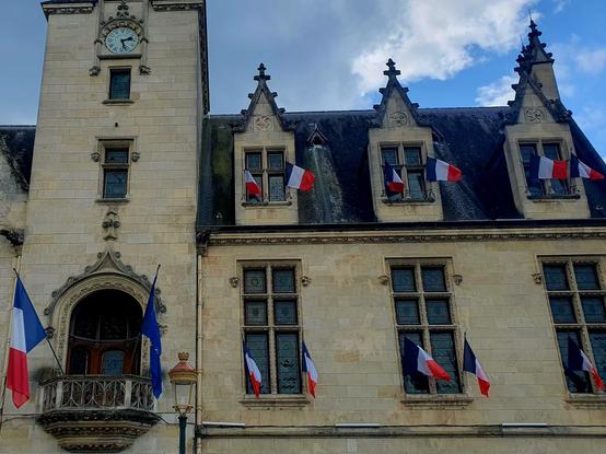 Historisches Rathaus mit französischen Flaggen