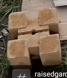 ein Betonstein mit quadratischer Grundform, an den Seiten befindet sich jeweils mittig eine quadratische Einbuchtung in einer Breite, wo man perfekt ein Holzbrett reinschieben kann, im Zentrum ist ein Loch groß genug für einen Bewehrungsstab
