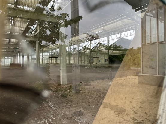 Gleiche Halle vor zerbrochenem Fenster