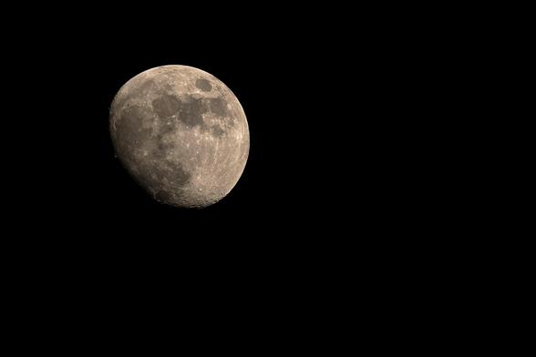 Waxing Gibbous Moon - 89% Illuminated
Shot using the Looney 11 rule - Hand Held