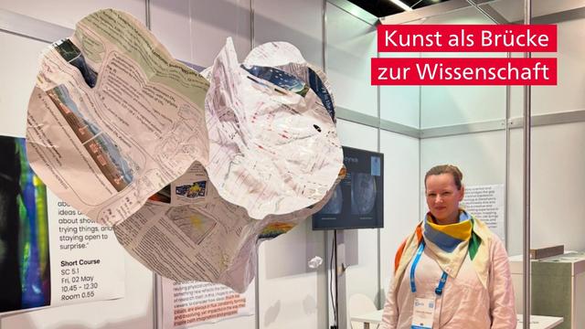 Liliane Burkhard neben ihrer schwebenden Skulptur an der EGU-Generalversammlung.