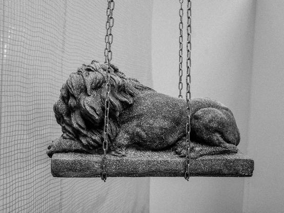 Steiner Kunst-Löwe auf Ketten