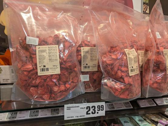 Mehrere große Beute mit Erdbeerscheiben. Jeder Beutel zu 350 g kostet EUR 23,99