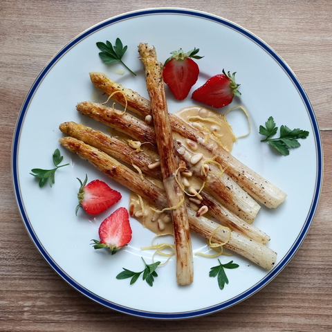 Auf dem Teller 5 Stangen gebratener Spargel, angerichtet wie beschrieben.
