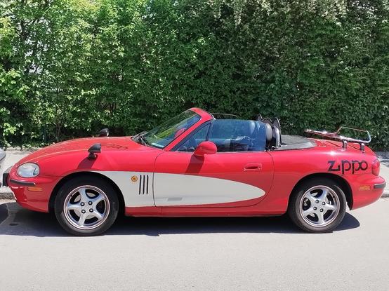MX-5 with "Zippo" advertisement and sharky red/white side-design.