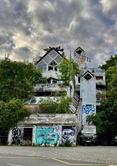 Sehr heruntergekommenes Gebäude, das wohl mal ein Hotel war oder werden sollte.