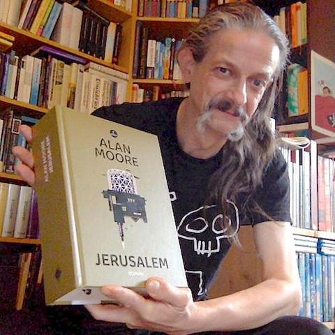 Molo hält stolz und dankbar deutsche Ausgabe von Alan Moores »Jerusalem« beim Carcosa Verlag hoch.