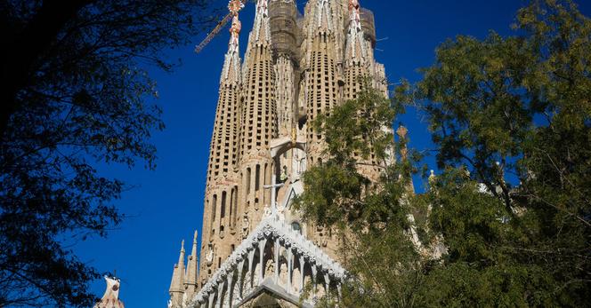 La construcción de la Sagrada Familia comenzó en 1882, y Antoni Gaudí se hizo cargo del proyecto un año después.