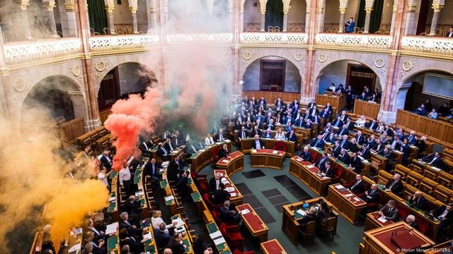 Protesta en el Parlamento Húngaro con los colores del arcoíris.