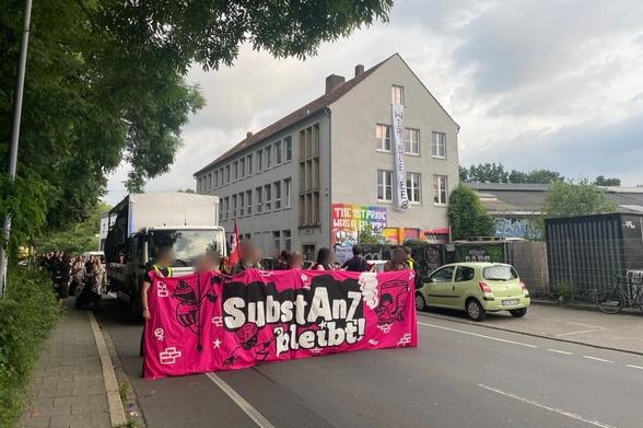 Demo-Zug mit Banner "Substanz bleibt"