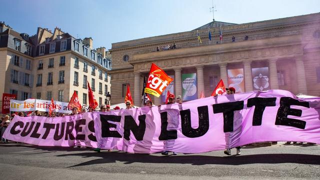 Des étudiants et des travailleurs culturels se mobilisent contre les politiques d'austérité qui affectent le secteur, au sein du mouvement "Cultures en lutte", à Paris, le 10 avril 2025.