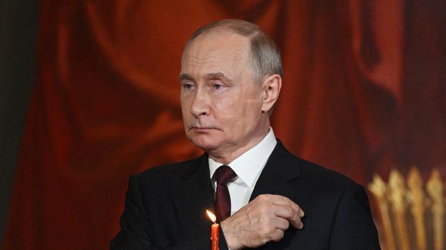 El presidente ruso Vladímir Putin atiende la Pascua ortodoxa este domingo. EFE/EPA/RAMIL SITDIKOV / SPUTNIK / KREMLIN / POOL MANDATORY CREDIT / RAMIL SITDIKOV / SPUTNIK / KREMLIN / POOL (EFE)