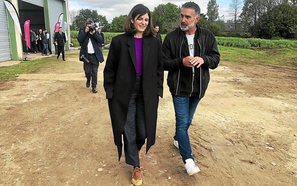 La ministre Clara Chappaz a visité le dispositif d’intelligence artificielle mis en place dans un hangar de l’éleveur porcin Sébastien Brishoual. (Le Télégramme/Hélène Bielak)