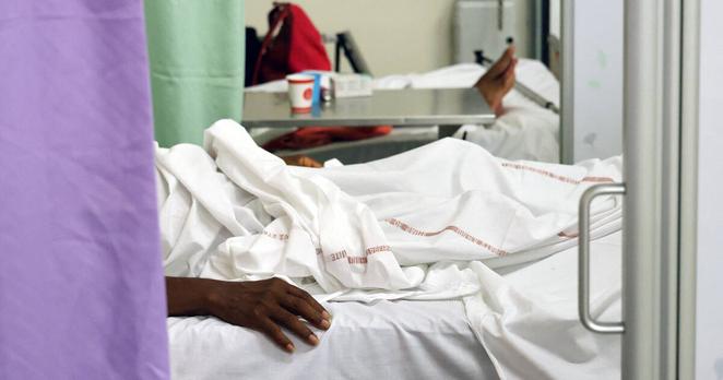 Des patients au Centre hospitalier Ouest, à La Réunion, le 10 avril.
