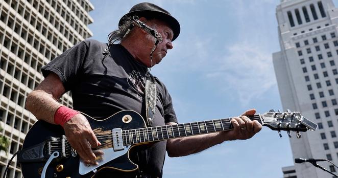 Neil Young and Joan Baez perform during the ‘Fighting Oligarchy’ tour at Grand Park in 2025.