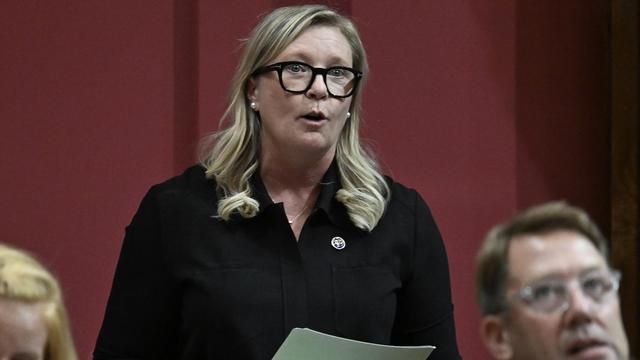 La députée debout en Chambre.
